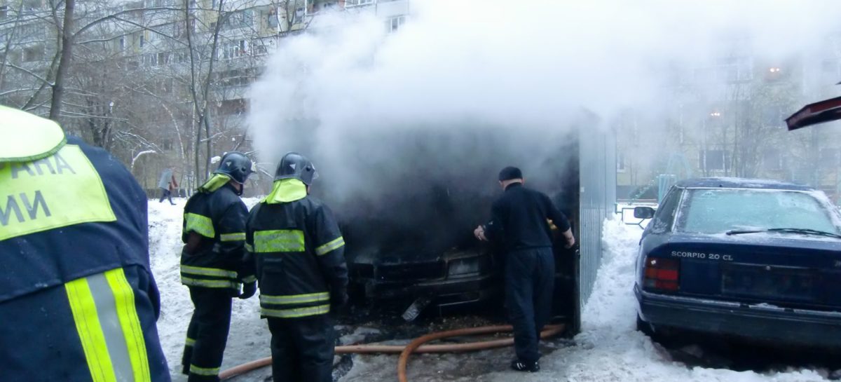 В Сальском районе загорелось авто под навесом