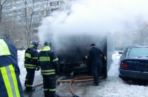 В Сальском районе загорелось авто под навесом