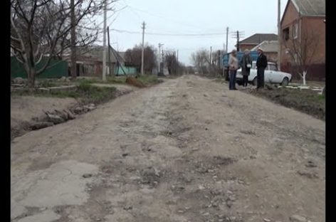 Сделали сами: жители улицы Кутузова «скинулись» на ремонт дороги. Сюжет