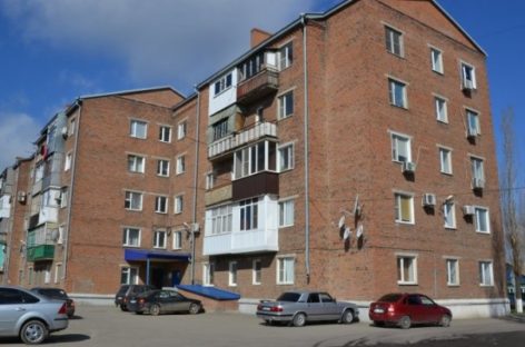 Жители пятиэтажек в центре Сальска вторую неделю ждут горячую воду