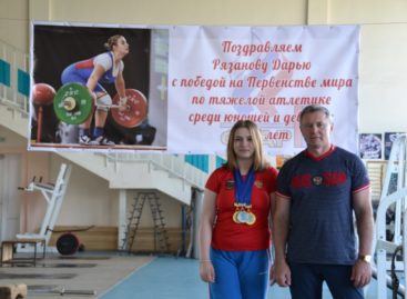 Дарья Рязанова на мировом первенстве пробовала свою золотую медаль на зуб