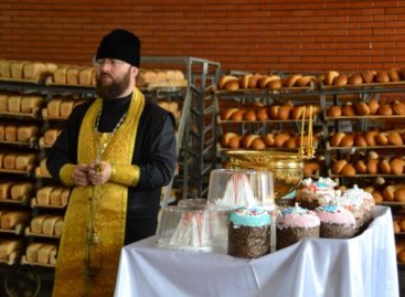 Отец Димитрий освятил пасхальные куличи на Сальском хлебокомбинате