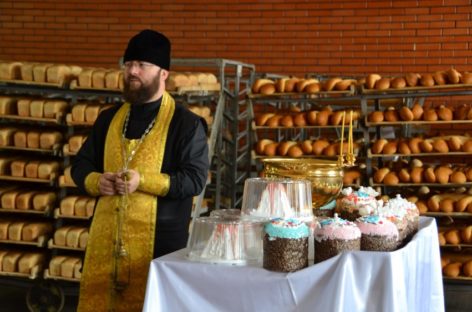 Отец Димитрий освятил пасхальные куличи на Сальском хлебокомбинате