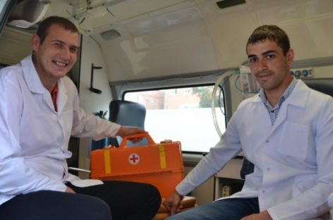 Студенты Сальского медтехникума заступают на своё первое дежурство в поликлинике