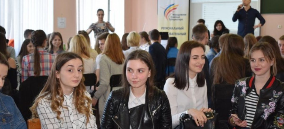 Сальские студенты и школьники стали частью молодёжной команды губернатора