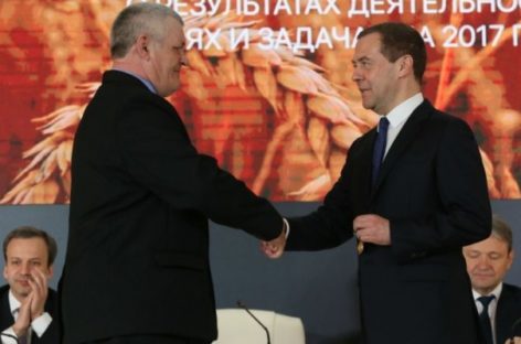Дмитрий Медведев вручил орден Дружбы трактористу из Сальского района
