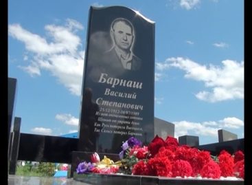 В Сальске памятник Василию Барнашу обновили его ученики