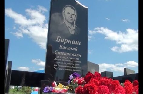 В Сальске памятник Василию Барнашу обновили его ученики