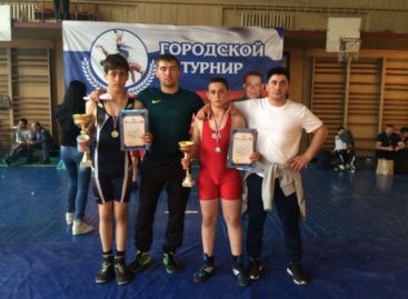Гигантовские борцы взяли «золото» и «серебро» на крупном турнире