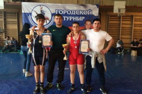 Гигантовские борцы взяли «золото» и «серебро» на крупном турнире