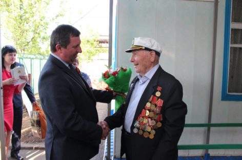 Владимир Березовский поздравил сальских ветеранов в канун Дня Победы