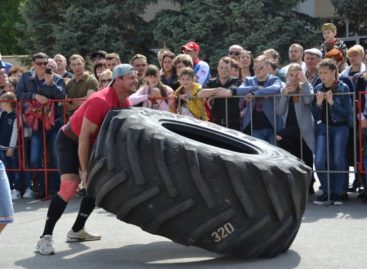 Силачи Сальского и Песчанокопского районов соревновались в шоу «Силовой экстрим»