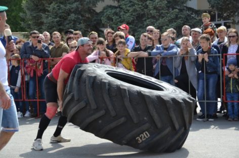 Силачи Сальского и Песчанокопского районов соревновались в шоу «Силовой экстрим»