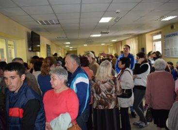 Сбой в автоматизированной системе сальской поликлиники спровоцировал огромные очереди