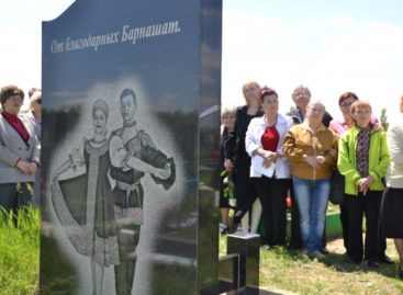 Новый памятник установлен на могиле Василия Барнаша в Сальске