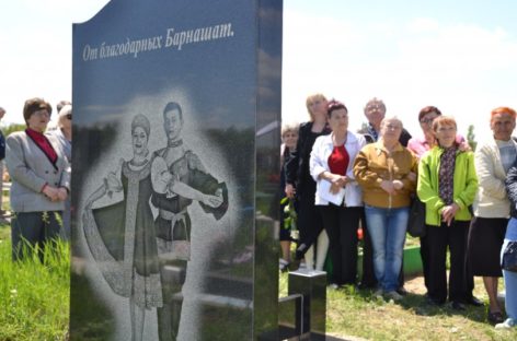 Новый памятник установлен на могиле Василия Барнаша в Сальске
