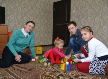 Сертификаты на улучшение жилищных условий получили четыре сальские семьи