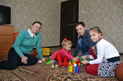Сертификаты на улучшение жилищных условий получили четыре сальские семьи