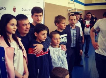Боксёр Константин Цзю показал мастер-класс сальским спортсменам