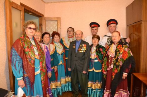 Песни для ветерана: в гостях у Василия Убейко побывал ансамбль «Сударушка»