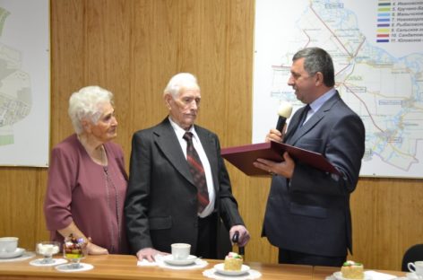 Сальскую семью наградили знаком губернатора за 70 лет супружеской жизни