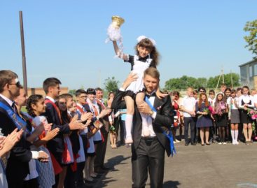 Последний звонок прозвенит для 383 выпускников сальских школ