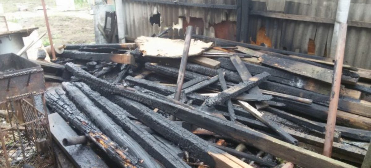 Во дворе частного дома в Сальске случился пожар