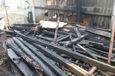 Во дворе частного дома в Сальске случился пожар