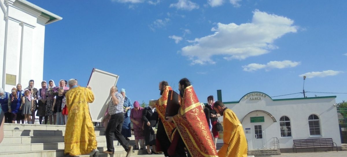 В сальский храм прибыли христианские святыни
