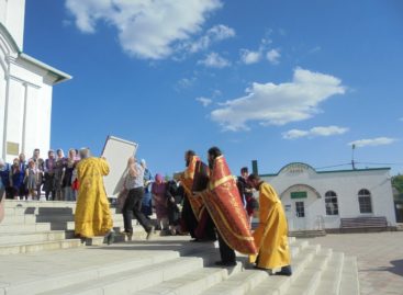 В сальский храм прибыли христианские святыни