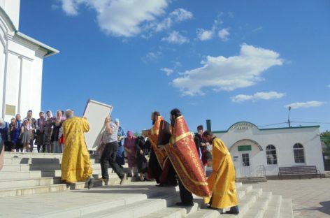 В сальский храм прибыли христианские святыни