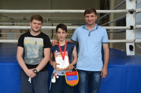 «Серебро» международной встречи взял сальский боксер