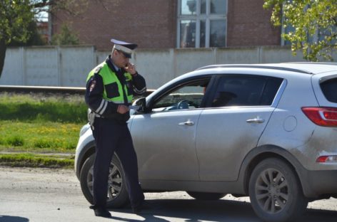 В Сальске полицейские «ловят» авто с тонированными стёклами