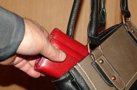 В Сальске украли кошелек средь бела дня