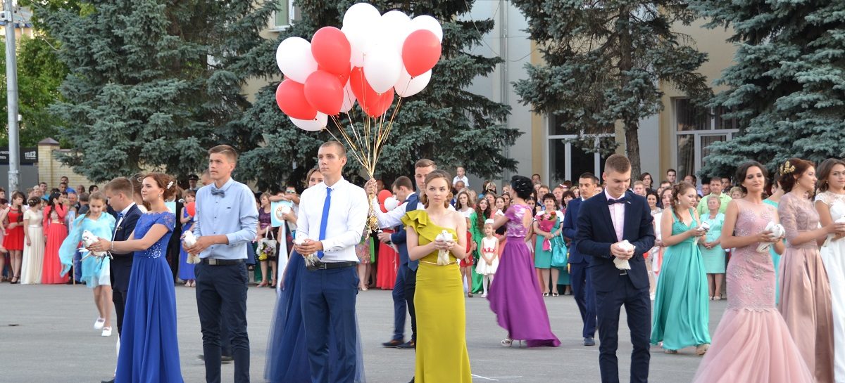 Более 150 выпускников станцуют на главной площади Сальска