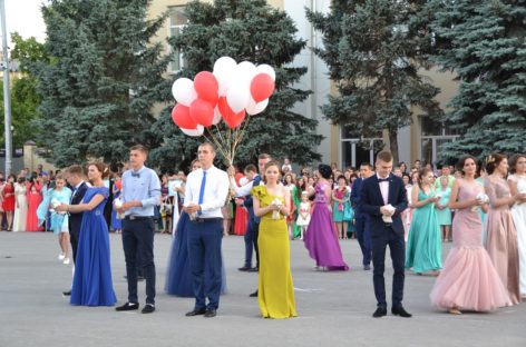 Более 150 выпускников станцуют на главной площади Сальска