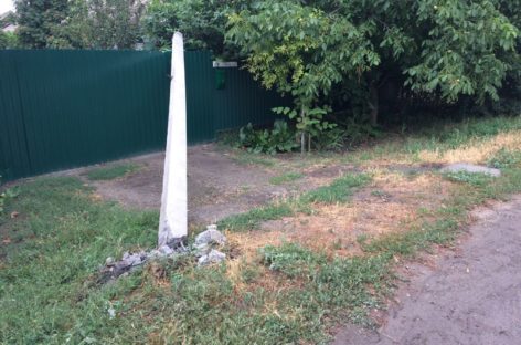В Сальске ищут водителя, который въехал ночью в опору ЛЭП