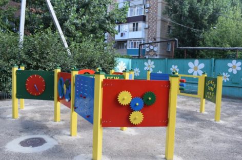 В сальском детском саду «Ромашка» установили тактильный лабиринт
