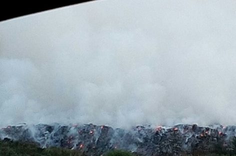 Свалка в Сальске горит уже несколько дней