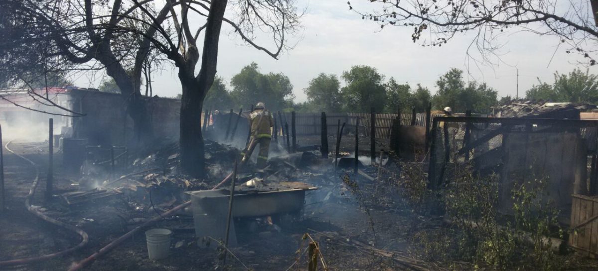 В Сальском районе загорелись хозпостройки