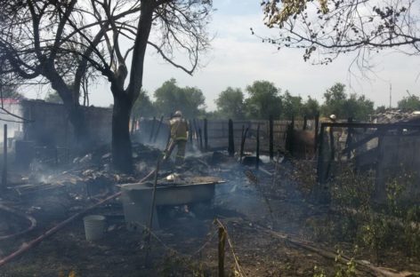 В Сальском районе загорелись хозпостройки