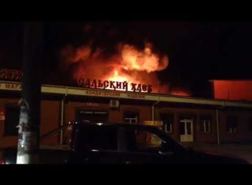 В Сальске ночной пожар охватил павильоны центрального рынка
