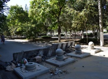 Бетонные шары расставили в центре Сальска