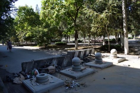 Бетонные шары расставили в центре Сальска