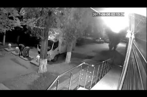 В Сальске двое мужчин разрушили малые архитектурные формы
