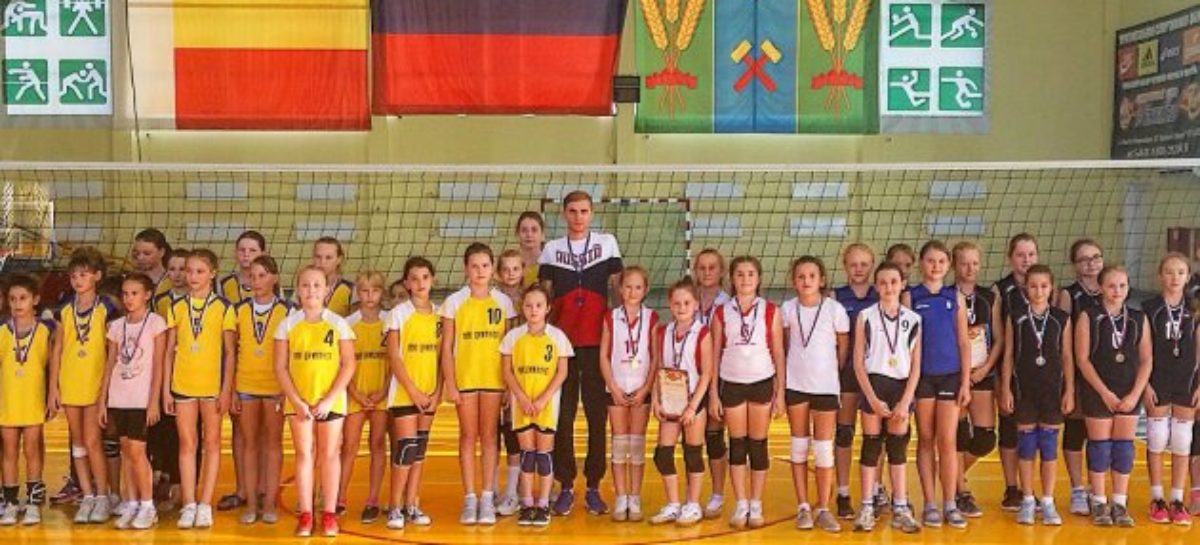 Сальские волейболистки стали хозяйками областного турнира