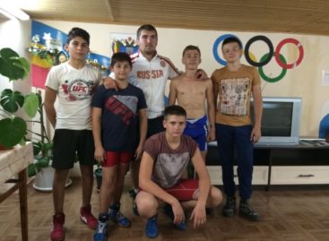 Гигантовские борцы едут на соревнования в Шахты