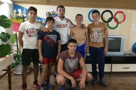 Гигантовские борцы едут на соревнования в Шахты