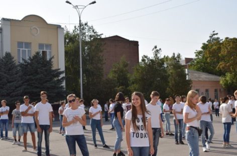 Сальские школьники подарили «живую открытку» своему городу