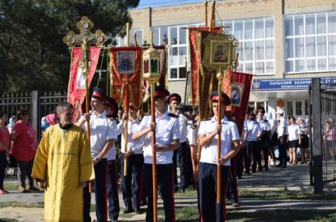 Крестный ход с иконой прошел по Сальскому району